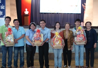 Bà Nguyễn Thị Hương (thứ 3 từ phải qua) – thành viên Hội đồng Bảo trợ trao quà tết cho sinh viên