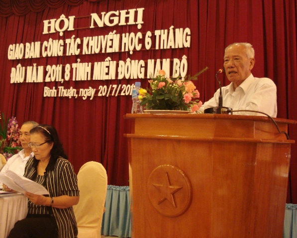 Ông Nguyễn Văn Hanh - Chủ tịch HKH TPHCM trao đổi kinh nghiệm trong công tác khuyến học của TPHCM