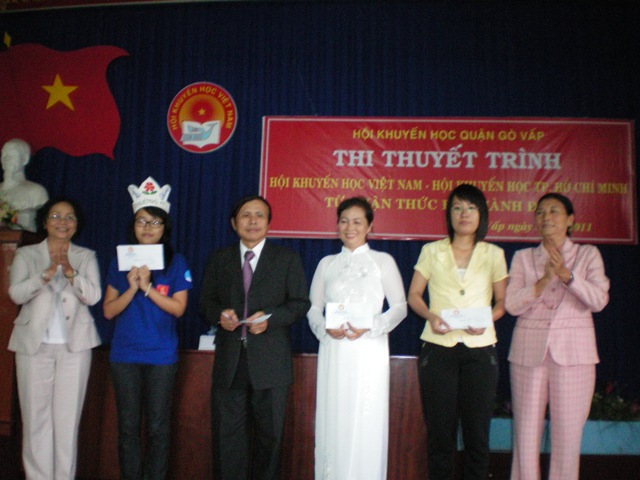 Bà Trần Thị Ngọc Anh - PCT HKH TPHCM (trái) và bà Phạm Thị Thanh Tú - Chủ tịch HKH quận Gò Vấp trao thưởng cho các đội đoạt giải. Ảnh: do HKH quận Gò Vấp cung cấp