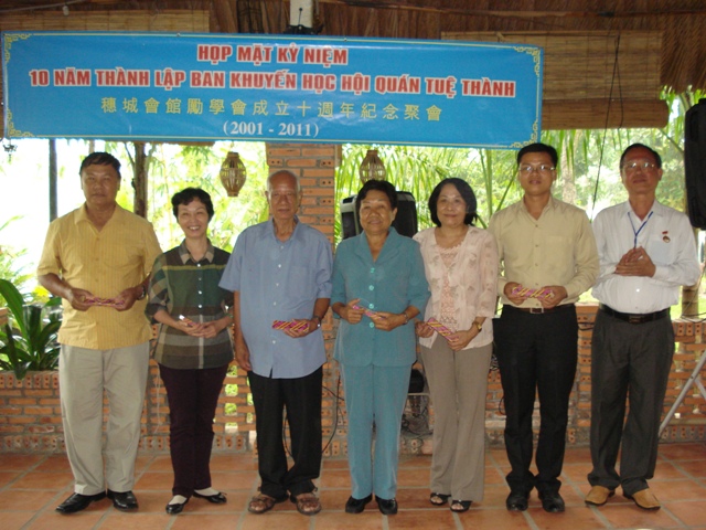Ảnh lưu niệm của BKH Hội quán Tuệ Thành cùng đại biểu tham dự
