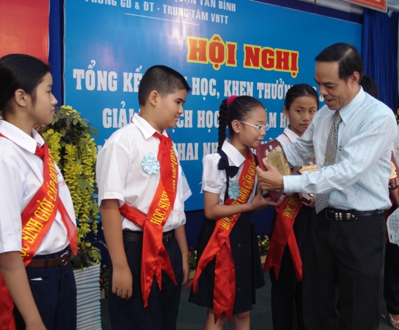 Ông Phạm Ngọc Thanh-Phó Giám đốc Sở GDĐT TPHCM trao giấy khen cho các em học sinh giỏi cấp Quốc gia