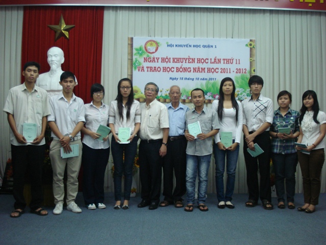 Ông Nguyễn Văn Hanh - Chủ tịch HKH TPHCM và ông Phạm Huy Thông - Phó Bí thư quận ủy quận 1 trao học bổng cho SV