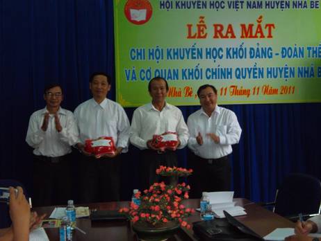 Đồng chí Từ Văn Chiến - Ủy viên Thường vụ Hội Khuyến học Thành phố và Chủ tịch Hội Khuyến học Huyện trao Heo đất khuyến học cho các chi hội.