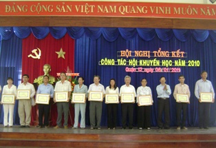 Các đơn vị có thành tích xuất sắc được khen thưởng tại “Hội nghị tổng kết công tác khuyến học quận 12 năm 2010”