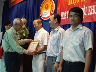 Ông Nguyễn Văn Hanh - Chủ tịch HKH TPHCM trao giấy khen cho các tập thể và cá nhân có thành tích tốt trong năm qua.
