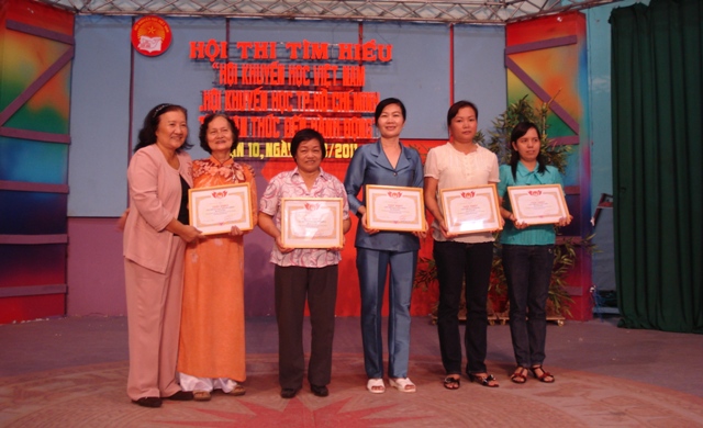 Bà Lê Minh Ngọc - UVTV TW Hội Khuyến học Việt Nam - PCT Hội Khuyến học TP.HCM trao tặng giấy khen cho các đội đạt giải