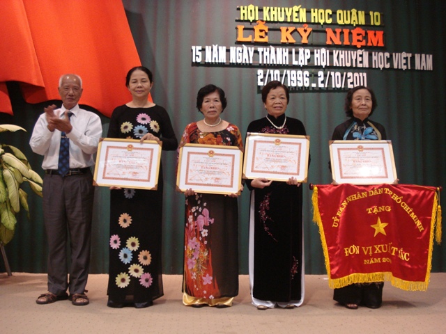 Ông Nguyễn Văn Hanh - Chủ tịch HKH TPHCM trao cờ thi đua năm 2010 và Bằng khen của UBND thành phố cho tập thể và các cá nhân thuộc HKH quận 10