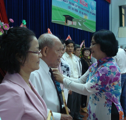 Bà Trần Thị Ngọc Anh - PCT HKH TPHCM trao kỷ niệm chương "Vì sự nghiệp Khuyến học" cho các ông bà thuộc HKH quận 5 ngày 4/10/2011