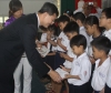 ông Cheng Chih Cheng, Giám đốc ngân hàng Cathay United trao học bổng cho các em học sinh nghèo trong buổi lễ