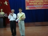 Ông Nguyễn Văn Hanh - Chủ tịch HKH TPHCM trao thưởng cho em Quách Khả Gia - Thạc sĩ khoa Công nghệ thông tin (trường ĐH Khoa học tự nhiên)