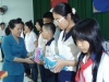 Bà Võ Thị Ngọc Nhung - Phó Ban Dân vận quận ủy quận 3 trao học bổng cho học sinh