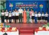 Ông Nguyễn Chí Toại - Trưởng Ban Tuyên giáo Q5 tặng học bổng cho các em học sinh khó khăn của trường