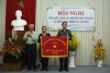 Ông Nguyễn Văn Hanh - Chủ tịch HKH TPHCM trao Cờ thi đua xuất sắc năm 2010 của UBND TPHCM cho HKH quận 1