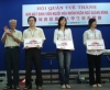 Ông Nguyễn Văn Hanh - Chủ tịch HKH TPHCM trao học bổng cho các em thi đậu bằng Thạc sĩ