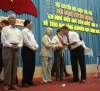 Ông Dương Văn Đóa - PCT HKH TPHCM trao hoa cho các GĐHH tiêu biểu tại hội nghị