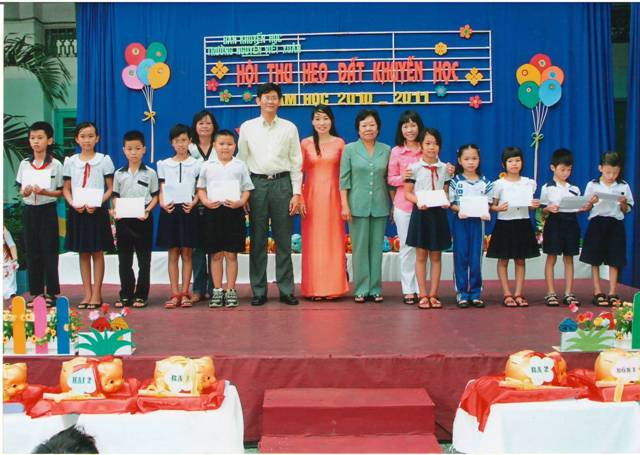 Ông Nguyễn Chí Toại - Trưởng Ban Tuyên giáo Q5 tặng học bổng cho các em học sinh khó khăn của trường