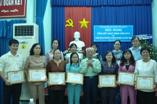 Ông Nguyễn Văn Hanh-CT HKH TPHCM trao giấy khen cho các tập thể có thành tích xuất sắc trong năm 2010.
