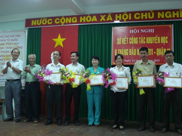 Từ trái qua: Ông Vương Tái Phước - Phó Chủ tịch UBND quận 11 và ông Nguyễn Văn Hanh - Chủ tịch HKH TPHCM trao kỷ niệm chương "VÌ sự nghiệp khuyến học" cho các cán bộ được TW Hội khen