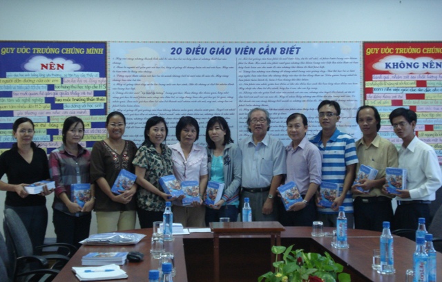 TS.Trần Nhu trao sách "Hòn đảo hạnh phúc" cho đại diện các trường tiểu học