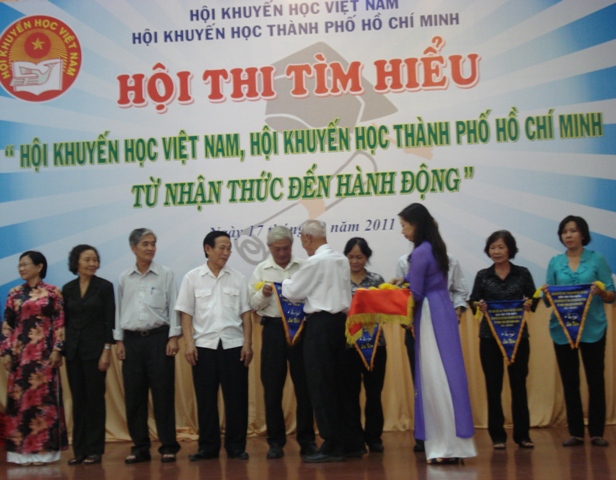 Troa cờ lưu niệm cho các đơn vị dự thi Hội thi tìm hiểu "Hội Khuyến học Việt Nam - Hội Khuyến học TPHCM từ nhận thức đến hành động"