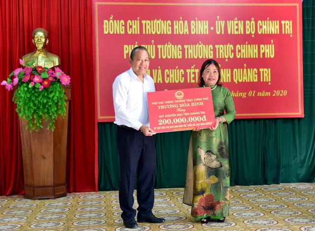  Phó Thủ tướng tặng Quỹ khuyến học tại Quảng Trị 400 triệu đồng 