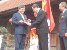 Bộ trưởng Nguyễn Thiện Nhân (bìa phải) trao chứng nhận GS sáng 12/1 (Ảnh K.O