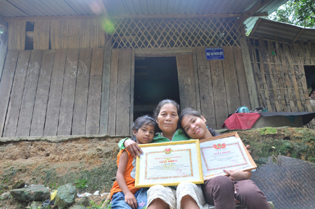 Cô bé côi cút 7 năm liền là học sinh giỏi