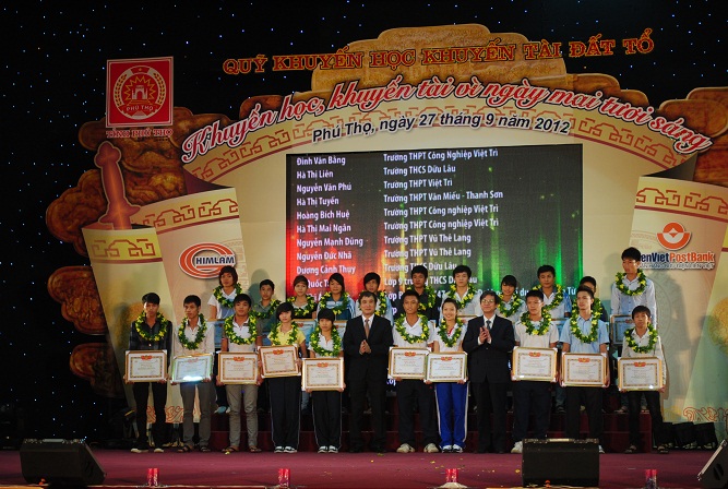 Phú Thọ: Vinh danh & trao thưởng cho học sinh có thành tích cao  năm học 2011-2012.