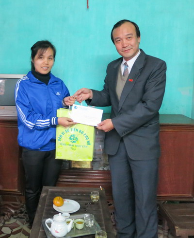 Sở LĐTBXH tỉnh Thái Nguyên tặng quà cho 4 nữ sinh nghèo hiếu học