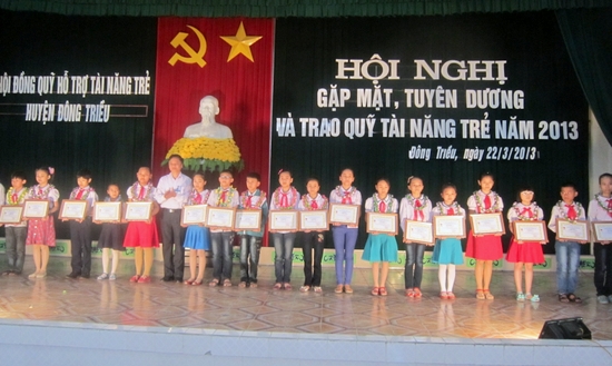 Đông Triều tuyên dương và trao quỹ cho 100 tài năng trẻ năm 2013