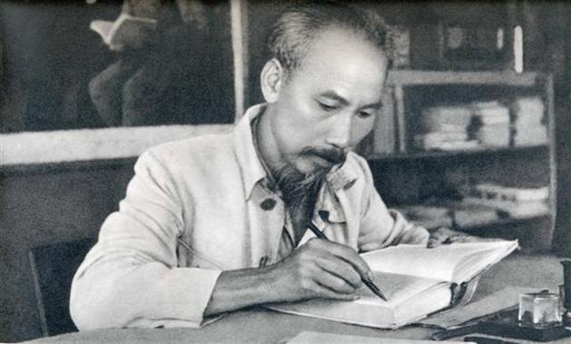 Đội ngũ cán bộ khuyến học ở Thái Bình học tập và làm theo tấm gương đạo đức Hồ Chí Minh