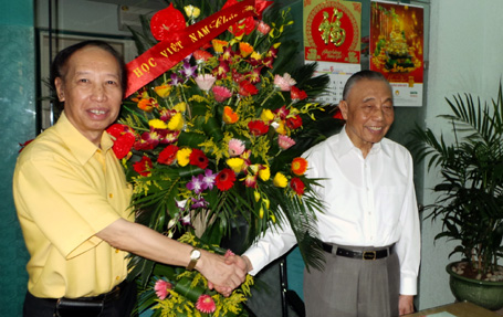 Chủ tịch Hội Khuyến học Nguyễn Mạnh Cầm chúc mừng báo Dân trí nhân Ngày báo chí