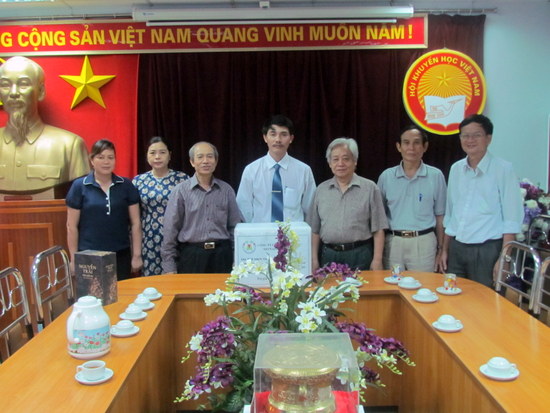 Công ty cổ phần MITNAPHA Việt Nam trao tặng sách cho TW Hội Khuyến học