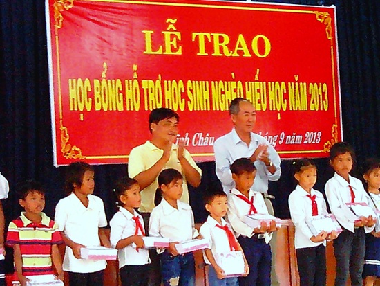 Sóc Trăng: Thị xã Vĩnh Châu tổ chức Lễ trao học bổng năm 2013 
