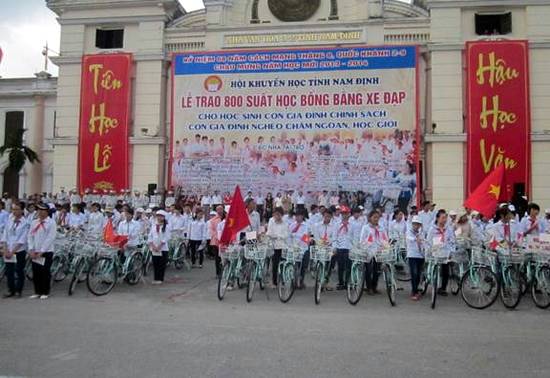 Nam Định: Trao 72 suất học bổng bằng tiền và 800 xe đạp