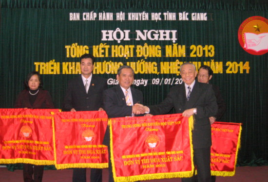 Chủ tịch Hội Khuyến học Việt Nam Nguyễn Mạnh Cầm làm việc với Bí thư tỉnh ủy Bắc Giang 
