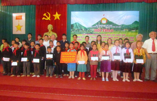 Ban tổ chức giải thưởng Chu Văn An tặng học bổng cho học sinh nghèo vượt khó huyện Đồng Văn