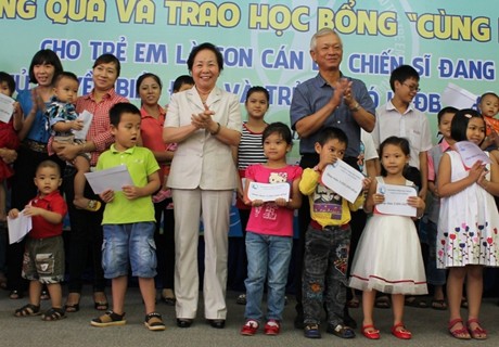 Phó Chủ tịch nước trao học bổng 'Cùng em đến trường' tại Khánh Hòa