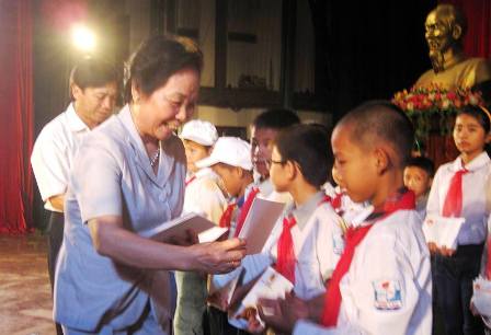 Nam Định: Phó Chủ tịch nước trao học bổng đến hơn 1.000 học sinh, sinh viên