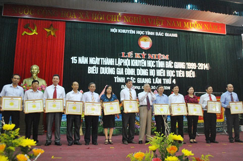 Bắc Giang: Biểu dương 'Gia đình hiếu học', 'Dòng họ hiếu học' tiêu biểu năm 2014