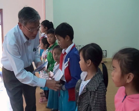 Quảng Ngãi: Hội Khuyến học huyện Sơn Tịnh trao 93 suất học bổng