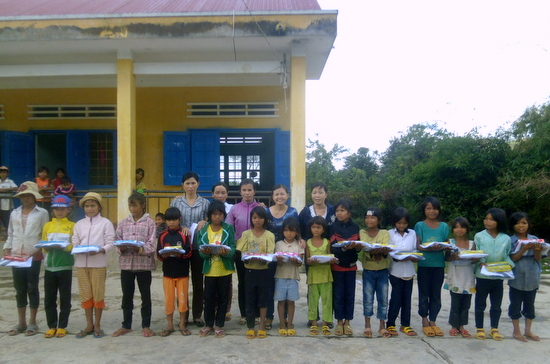 Đăk Lăk: Tặng quà cho học sinh dân tộc thiểu số nghèo xã Hòa Phong - Krông Bông