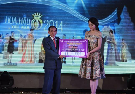 Đắk Lắk: Hoa hậu Kỳ Duyên bán đấu giá áo dài tặng Quỹ Khuyến học