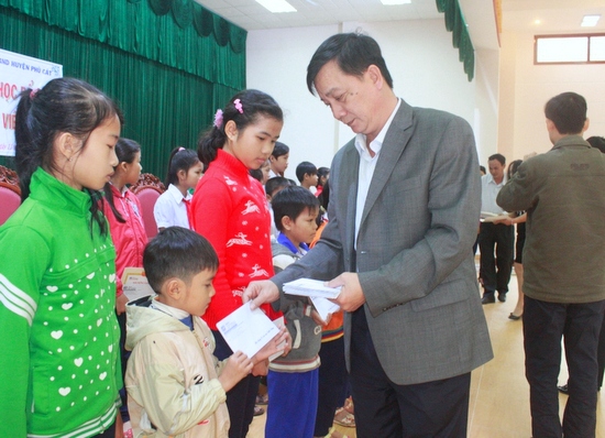 Bình Định: Trao 50 suất học bổng đến trẻ em nghèo
