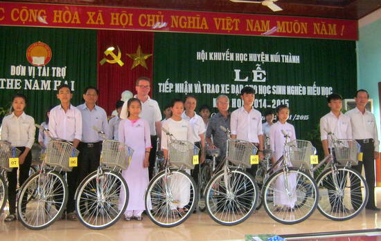 Quảng Nam: Hội Khuyến học Núi Thành tặng xe đạp cho học sinh