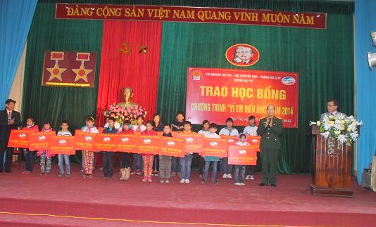 Thái Nguyên: Trao học bổng 'Vì em hiếu học'