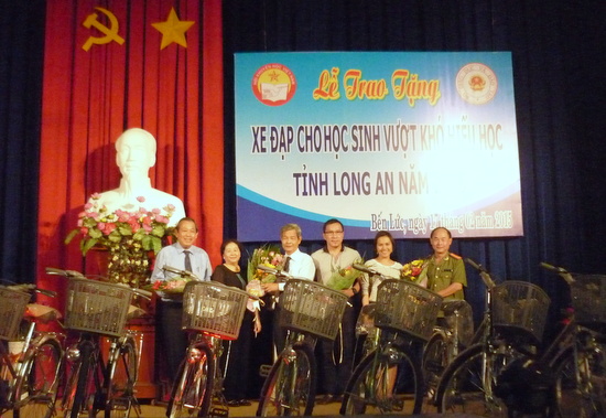Long An: Ông Trương Hòa Bình tặng xe đạp cho học sinh