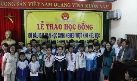 Quảng Trị: Trao 40 suất học bổng đỡ đầu đến học trò nghèo hiếu học