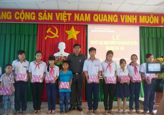 Long An: Huyện Thạnh Hóa tổ chức 'Lễ tiếp sức học sinh đến trường'