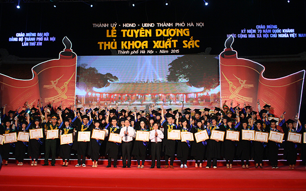 Hà Nội tuyên dương 98 thủ khoa tốt nghiệp xuất sắc